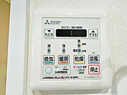【浴室乾燥・暖房機】雨の日も室内干しできます。