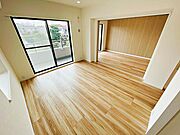 南東向けのリビング。採光・通風良好です。