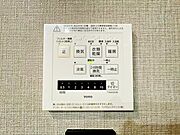 【浴室乾燥・暖房機】雨の日も室内干しできます。