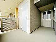 玄関ポーチ内
