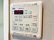 【浴室乾燥・暖房機】雨の日も室内干しできます。