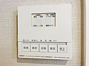 【浴室乾燥・暖房機】雨の日も室内干しできます。
