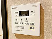 【浴室乾燥・暖房機】雨の日も室内干しできます。