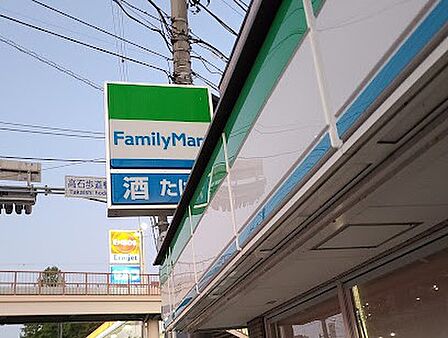 ファミリーマート 西生田店　徒歩1分