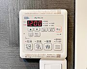 【浴室乾燥・暖房機】雨の日も室内干しできます。