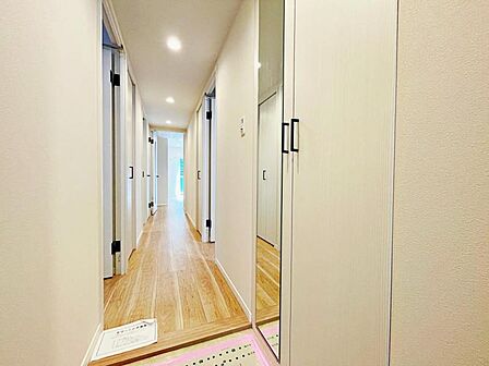 白を基調とした清潔感のある玄関です♪