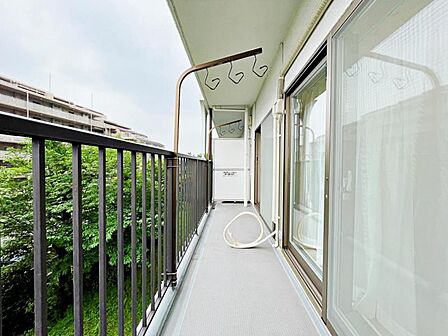 南東向けのバルコニー。採光・通風良好です。
