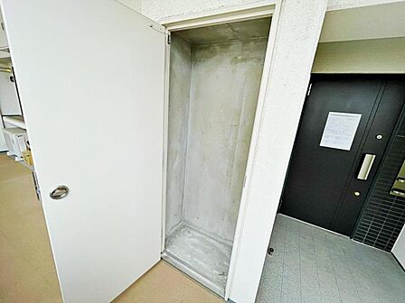 玄関前のトランクルーム