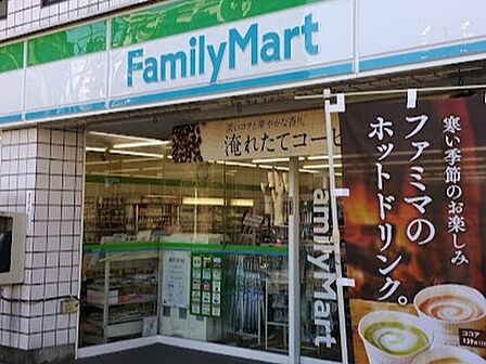 ファミリーマート 京王稲城駅前店　徒歩1分