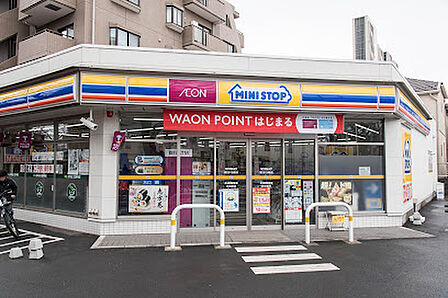 ミニストップ 国立さくら通り店 が隣です。