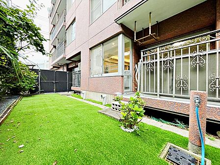 バルコニー・南向けの専用庭付。雑草の手入れが少なく便利な人工芝の専用庭です。