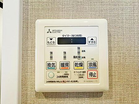 【浴室乾燥・暖房機】雨の日も室内干しできます。
