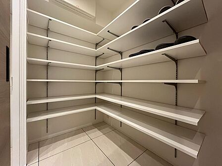 玄関の隣にはシューズインクローク施工済。ご家族分の靴をたっぷり収納。またアウトドア用品やベビーカーなど、収納可能です!