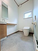 【最新式のトイレで、清潔＆快適！】温水洗浄便座で毎日をもっと心地よく。心地よい温もりで、ワンランク上のリラックスタイムを。清潔感あふれる独立型トイレで、ゆったりと落ち着いた時間を過ごしませんか？  
