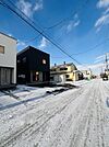 【見通しが良く、車の出し入れも安心】前面道路の広さが、毎日の生活に快適さと安全をもたらします。 