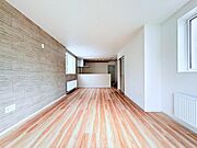 【冬でもポカポカ！】明るい部屋で、太陽の恵みをたっぷり感じながら、快適な毎日を過ごしませんか？  穏やかな光が明るくリビングルームを包みます。