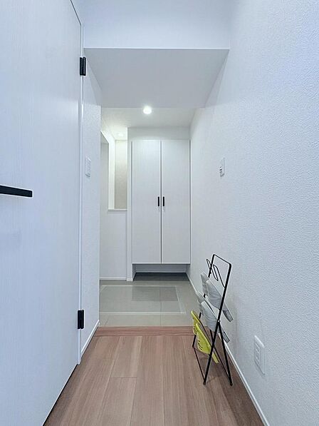 【訪れる人を魅了する玄関】美しいデザインと機能性を兼ね備え、住まいの顔となる空間です。