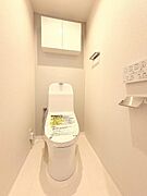 【毎日の暮らしに、やすらぎを】温水洗浄便座で、デリケートゾーンも清潔に保ち、快適な毎日をスタート。心地よさと清潔感を実感。節水機能付きでエコにも貢献。