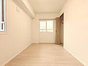 【採光と通風に優れた洋室】衣服等をたっぷりしまえる収納も備えた洋室。ゆとりを感じさせる広さの主寝室は、心身を静かに満たすシックな趣き。