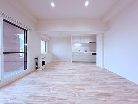 【毎日が明るく、心も晴れやかに】陽当たり◎な部屋で心地よい開放感に満たされた暮らしを。溢れる陽光でご家族の笑顔も輝く住まいです。心地よい空間がご家族のかけがえのない時間に優しく寄り添います。