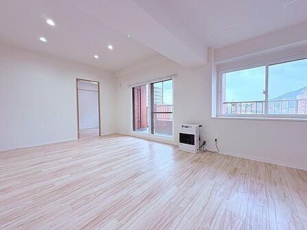 【家族の笑顔が集まる、広々リビング】陽光あふれる開放的な空間で、理想のくつろぎと団らんのひとときを。落ち着いたカラーリングで居心地の良い空間です。