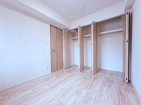 【ゆとりが広がる、贅沢な居室】家具配置も自由自在、あなたらしい快適空間で、日々の暮らしをもっと豊かに。1日の疲れを癒し、心地よく寛げるようゆったりとした広さを確保しています。