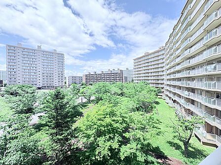 【絶景が日常になる暮らし】開放感あふれる窓から、街並みや自然を一望。毎日が感動に包まれる特別な眺望をお届けします。バルコニーから望む区内の景色は、住環境・快適性と共に有り続ける貴重な「財産」です。