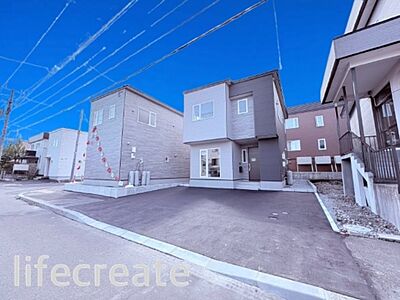 外観:【未来基準の住まいを、今】1号棟外観。ZEHorientedが叶える、省エネで心地よいエコライフ。 高断熱・省エネで快適!夏涼しく冬暖かい理想の毎日を届けます。 外観:【未来基準の住まいを、今】1号棟外観。ZEHorientedが叶える、省エネで心地よいエコライフ。 高断熱・省エネで快適!夏涼しく冬暖かい理想の毎日を届けます。