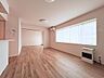 リビング/ダイニング：【大きな窓から陽光が降り注ぐ、明るい部屋】毎日を心地よく照らし、家族の笑顔があふれる開放的な空間です。開放感と明るさをもたらす魅力のリビング。自然とくつろぎの場所に。