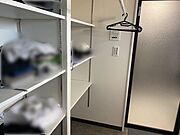 部屋着やお子様のお着替え、洗濯用洗剤なども収納できます。可動棚の少し前にはパイプハンガーが設置されていますので、部屋干し等にご使用頂けるかと思います。