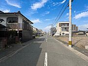 前面道路幅員約9mと広々としています。駐車しやすいですね。