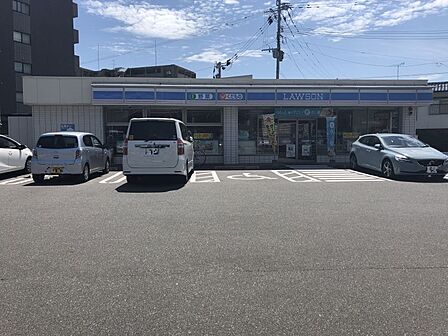 ローソン 熊本新屋敷三丁目店まで約160m 24時間営業