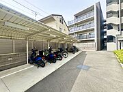 大切なバイクや自転車を雨から守る屋根付きです！