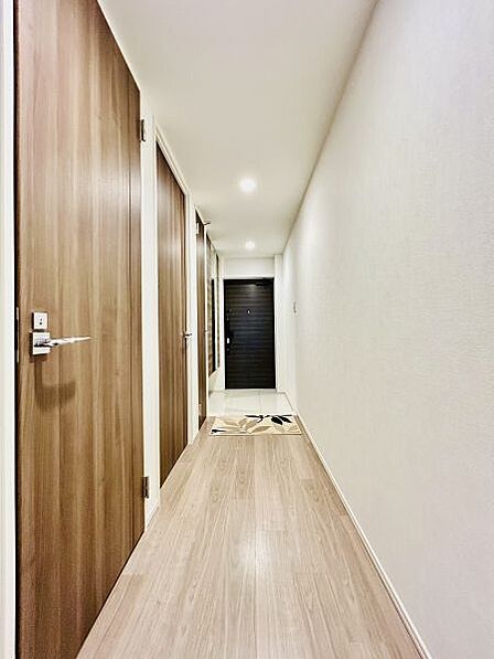 玄関から住空間へと続く、まっすぐ伸びるゆとりある廊下です!