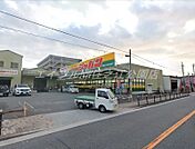 ジャパン津守店 609m