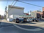 ファミリーマート玉出西店 129m