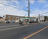 ファミリーマート中加賀屋二丁目店 572m