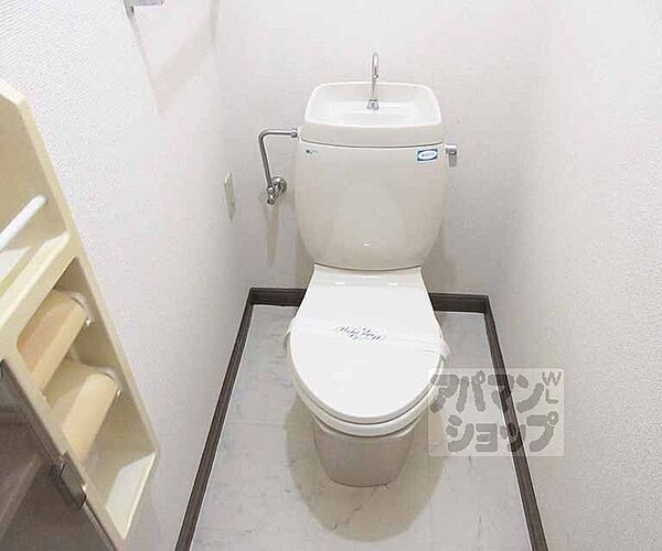 画像9:セパレートタイプのトイレ 物置スペースも充実しています。