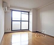 明かりもよく入るお部屋です