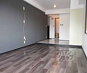 おしゃれなデザインクロスの洋室です