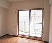 大きな窓で開放感あるお部屋となっております