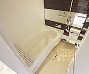 ゆっくりくつろげる広々バスタブ。