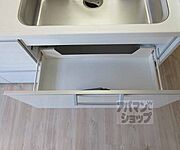 キッチン下にも収納可能です
