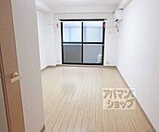 とっても広々とした洋室8帖 明るく綺麗なお部屋です