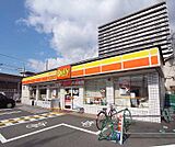 デイリーヤマザキ 六地蔵駅前店まで650m