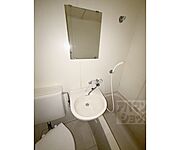 大きい窓が印象的なお部屋です