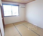 玄関入ってすぐの和室です。