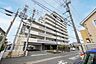 外観：閑静な住宅街に佇むマンション。落ち着いた外観が街並みに溶け込み、穏やかな暮らしを演出します。