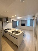 リビングを見渡せる対面式のシステムキッチン。日々の家事をサポートする高機能な設備が美しく整っています。※写真はバーチャル加工を施してあります。
