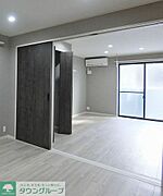 洋室は広々6.8帖。黒を基調とした木目調の建具建材を使用しており、落ち着いた空間を演出しております♪